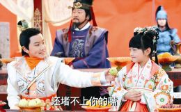 中国侨网《武媚娘传奇》第16集，在太宗组织的大朝会里，李治拿了一颗梨给妹妹高阳公主吃。