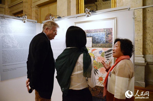 中国侨网画家金钒与柏林竹苑协会主席Wolfram Wickert交谈。