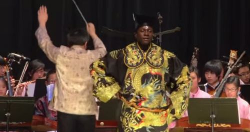 中国侨网原装的“黑脸”包公登台亮相。（美国《侨报》）