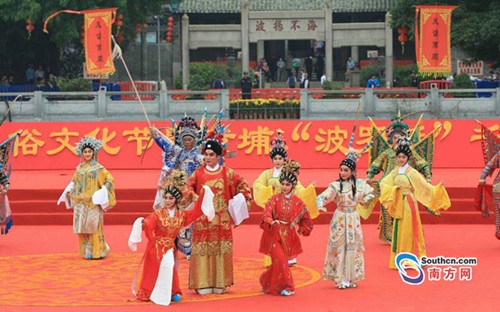 中国侨网“波罗诞”千年庙会的现场表演。(李细华 摄)