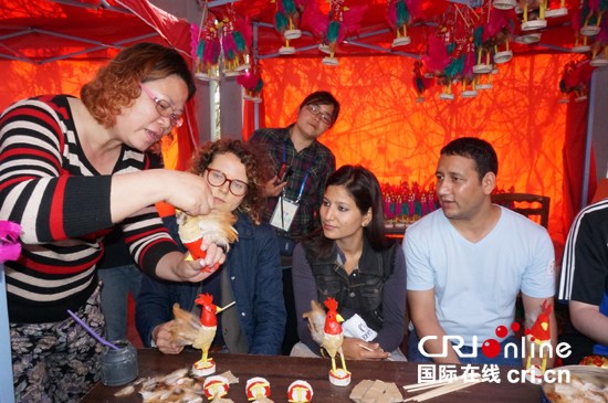 中国侨网跟传统手工艺人英姐学习制作波罗鸡。