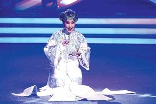 中国侨网获得本届白玉兰戏剧表演艺术奖主角奖榜首的演员程联群现场表演京剧《金锁记》选段。(叶辰亮 摄)