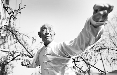 北京87岁绵掌传人隐居社区教武术 弟子遍布全球