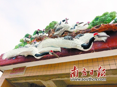 中国侨网这幅图是屋主蔡炳烈用3000个瓷碗碎片拼制出来的。