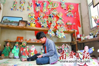 中国侨网蔡炳烈在制作嵌瓷作品。