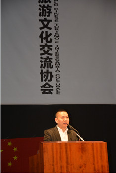 中国侨网中意旅游文化交流协会会长周毅讲话。(欧洲《华人街》)