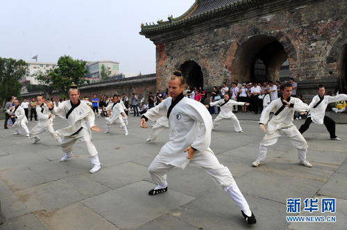 中国侨网“洋弟子”在武当山玉虚宫练习武术。
