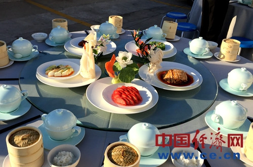 中国侨网眉州东坡香肠、麻婆豆腐、东坡鸡豆花等十余种地道川菜登上了王室餐桌。