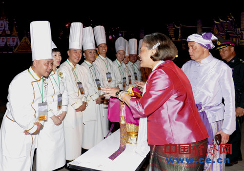 中国侨网诗琳通公主接见中国厨师。