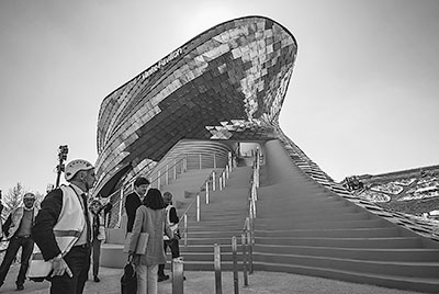 中国侨网作为米兰世博园内第一个准备就绪的展馆，万科馆的外观看起来像一条“盘龙”。