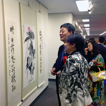 中国侨网海江田万里参观画展。 (日本《中文导报》/张石 摄)