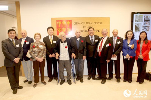 中国侨网“犹太难民与上海”悉尼展览上嘉宾合影。(马小龙 摄)