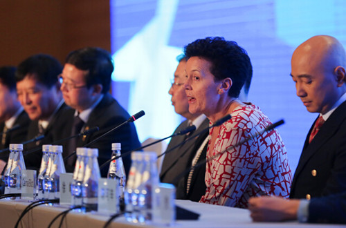 中国侨网英国驻华大使馆文化教育处公使艾琳女士(右二)在发布会上致辞。(法国《欧洲时报》)