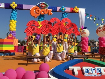 中国侨网中国儿童艺术团在安塔利亚表演舞蹈《百家姓》。