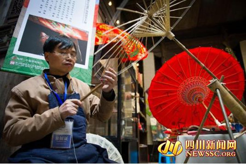 中国侨网第六代传人毕六福在制作油纸伞。