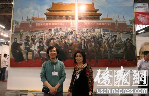 中国侨网温州籍华裔艺术家何可人夫妇在自己的巨幅油画前。(美国《侨报》/管黎明 摄)