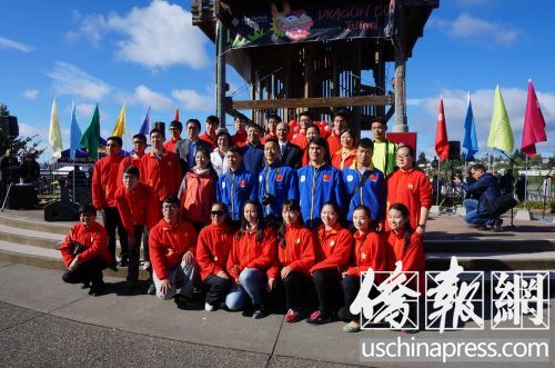 中国侨网罗林泉总领事一行和上海海事大学、上海中医药大学师生合影留念。(美国《侨报》/枫渔 摄)