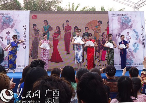 中国侨网现场旗袍秀。
