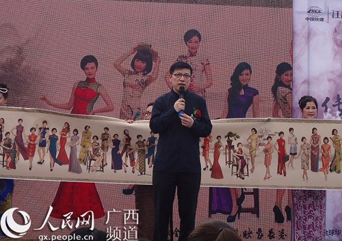 中国侨网本次活动发起人刘冰介绍全球华人旗袍映象长卷情况。