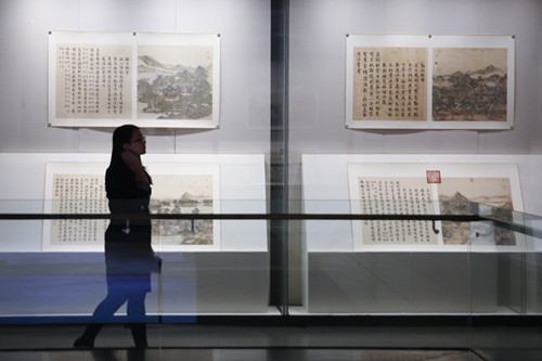 中国侨网4月28日,参观者在《圆明园四十景图咏》巡展现场参观。(《欧洲时报》/王时 摄)