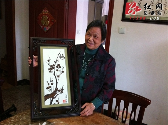 中国侨网黄志明和她早期的树皮画作品