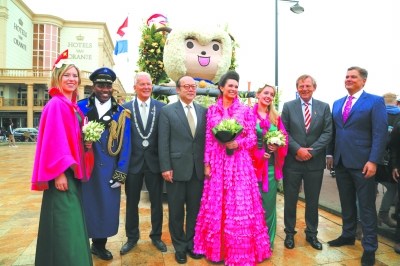 中国侨网中国驻荷兰大使陈旭与扬·莱普斯塔市长等在花车启动仪式上合影。