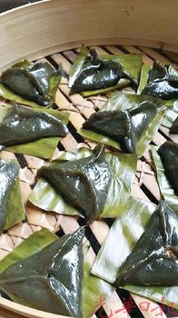 中国侨网失传70年的乌勤藤糕,终于再现!(马来西亚《光华日报》)