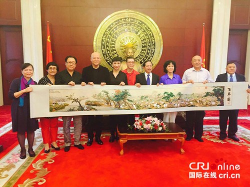 中国侨网《西游记》唐僧扮演者迟重瑞向大使馆赠送礼品。