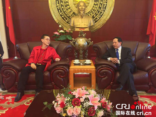 中国侨网越南驻华大使阮文诗接见六小龄童。