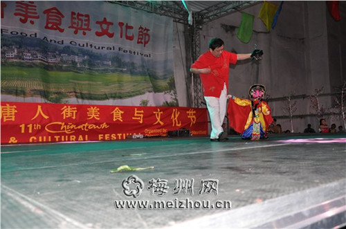 中国侨网梅州市演员带来特色的提线木偶表演。