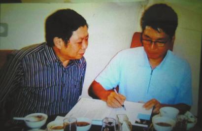 中国侨网10年前,成都人张振齐(左)与邓丽君胞弟邓长禧签电视剧拍摄合同。