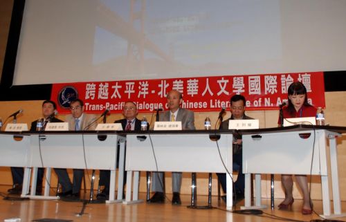 中国侨网旧金山总领馆罗林泉（右3）表示，海外华人文学是中国当代文学的重要组成部分之一，表现了海外华人作家心系祖国，情系乡梓的赤字情怀。（美国《侨报》/吴卓明 摄）