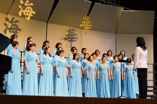 中国侨网凌空女声合唱团演唱。(美国《侨报》/何心怡 摄)