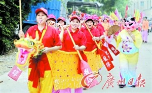 中国侨网巡游队伍中的“妇女旱地龙舟队”。(邱伟荣 摄)
