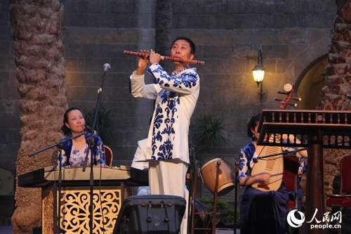 中国侨网图为中国艺术家现场演奏。(王云松 摄)