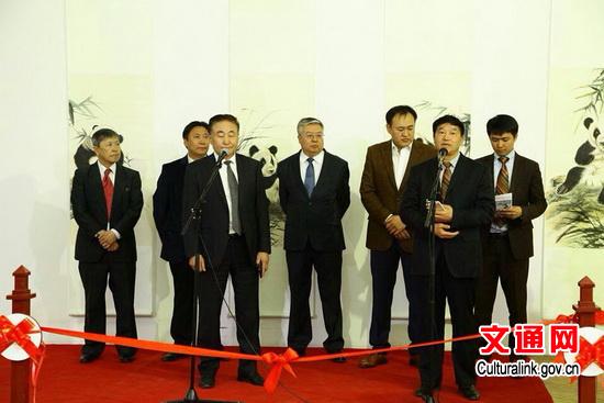 中国侨网开幕式上画家沙马毅致辞。