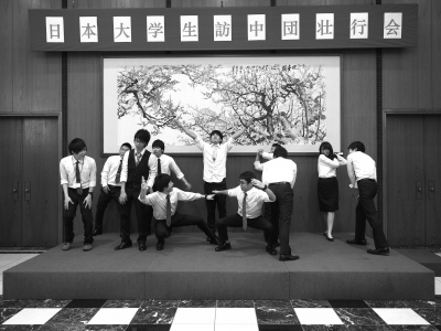 中国侨网5月13日晚,即将访华的日本大学生在中国驻日大使馆表演节目。(童沛 摄)