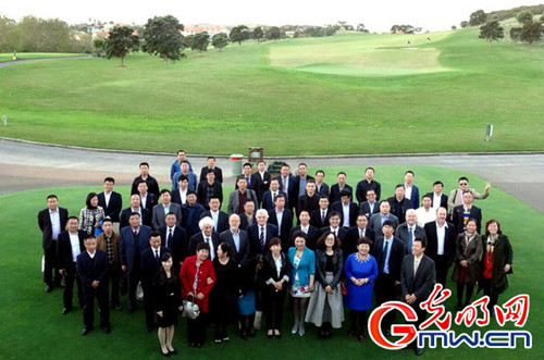 中国侨网2015健康产业(新西兰)国际高峰论坛与会代表合影。(韦力 摄)