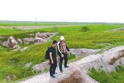 中国侨网白玺在碎叶城遗址向记者介绍“李白城规划”。