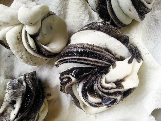 慢工出细活:麻酱糖花卷香甜软糯(图)