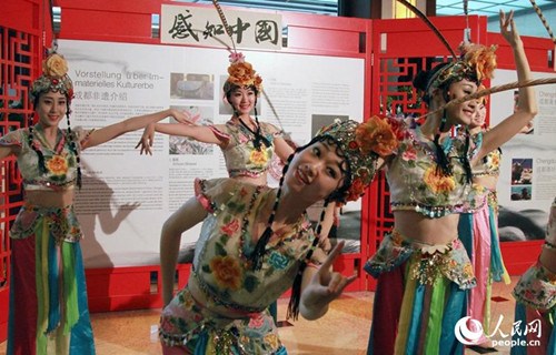 中国侨网感知中国开幕式上的文艺表演《俏花旦》。(管克江 摄)