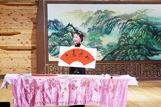 中国侨网宋飞鸿表演书法京剧。(美国《侨报》/后歆桐 摄)