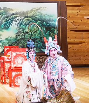中国侨网《吕布与貂蝉·小宴》表演。(美国《侨报》/后歆桐 摄)