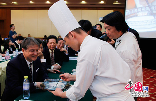 中国侨网文思豆腐得到意大利参赞饶塞佩的赞叹。