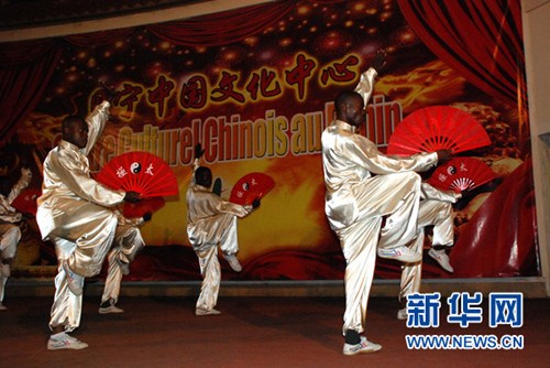 中国侨网贝宁中国文化中心学员表演太极扇。 (曹肃 摄)