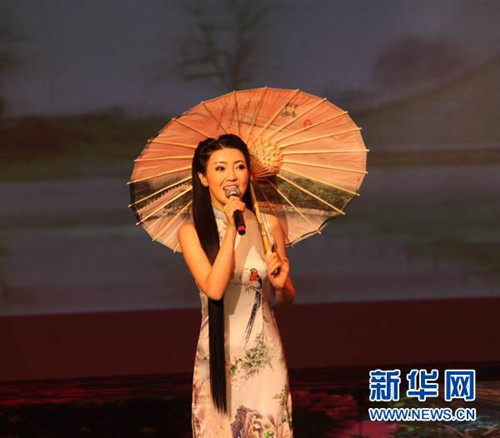 中国侨网任妙音在演唱。