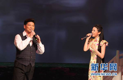 中国侨网任妙音和男高音歌唱家钟少弘联袂演唱。