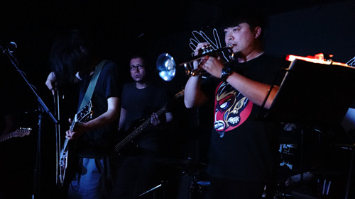 中国侨网惘闻乐队在B空间演出。(法国《欧洲时报》)