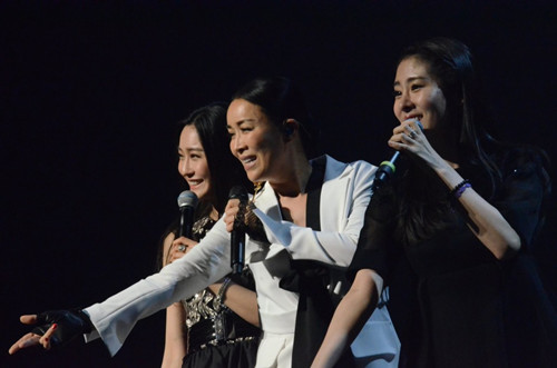 中国侨网好声音学员陈冰张碧晨与那姐一起演唱,与观众互动.