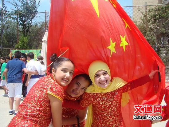 中国侨网五星红旗下的黎巴嫩女孩。